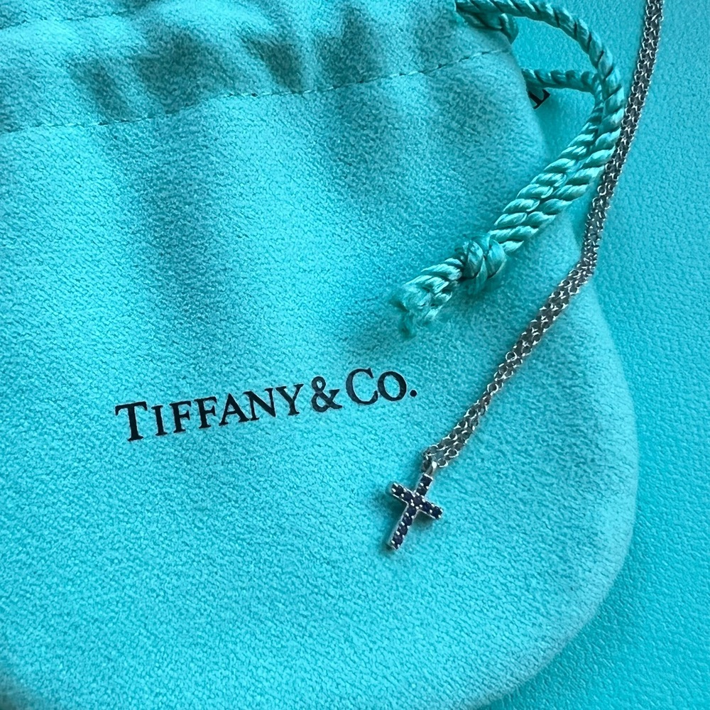 Tiffany & Co. Mini cross pendant in sapphire. 18K white gold.